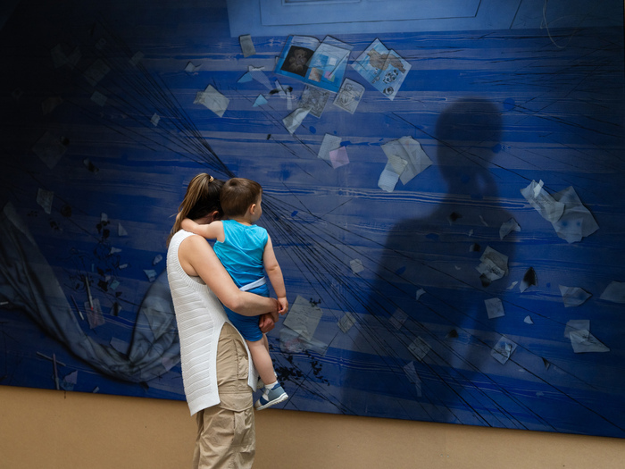 des tout-petits visitant l'exposition du MAMCO