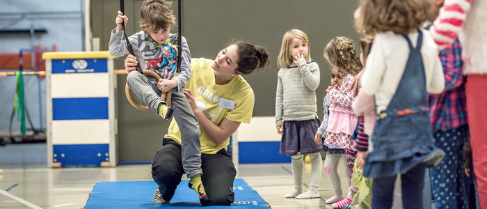 enfants mouvement salle de sport obstacle