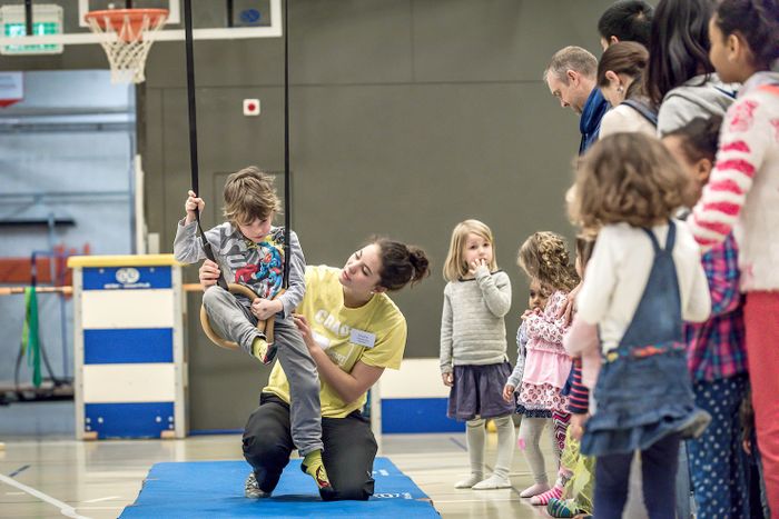 enfants mouvement salle de sport obstacle