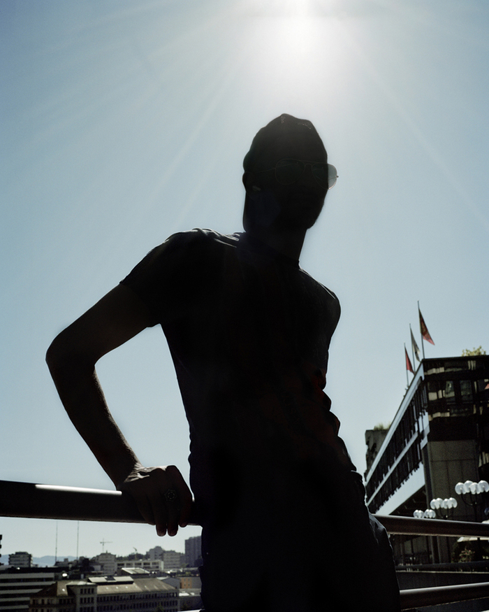 Portrait en contre-jour d'un homme, réalisé dans la ville de Genève