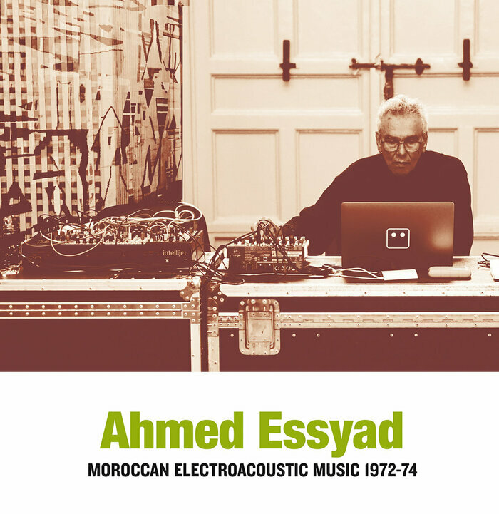 DR Ahmed Essyad jouant son oeuvre sur une table de mixage.