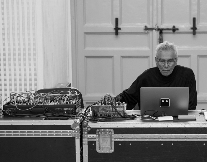 Gilles Aubry Ahmed Essyad jouant son oeuvre sur une table de mixage.