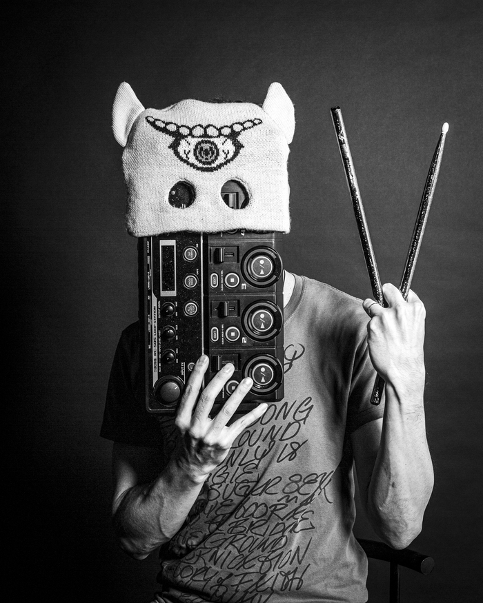 Homme masqué avec appareil photo rétro