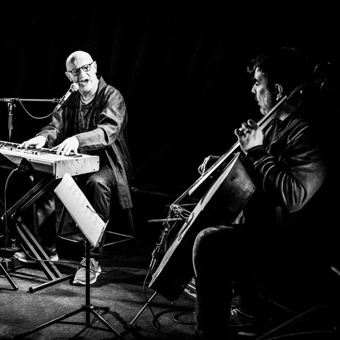 deux musiciens, l'un au piano et l'autre à la contrebasse