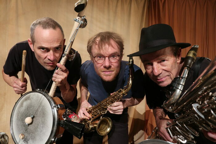 DR Trois musiciens avec des instruments à corde et à vents type saxo