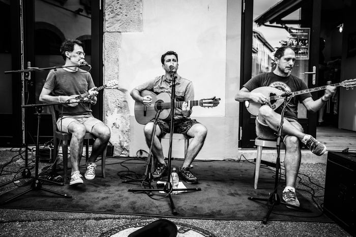 DR Trois musiciens avec des instruments comme guitare et bouzouki