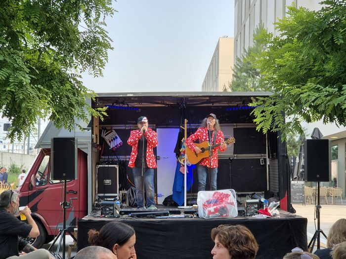 2 musiciens sur une scène