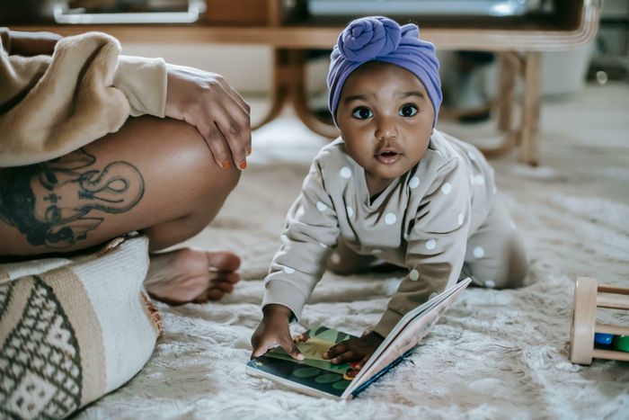 un bébé feuillette un livre avec grand intérêt