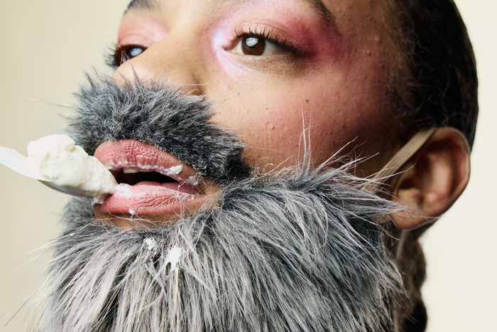 © Valérie De Backer Sur l'image, il y a en gros plan le visage d'un homme barbu.
