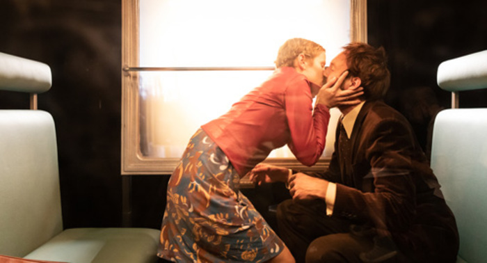 DR Sur cette image, il y a 2 personnes un homme et une femme l'un en face de l'autre qui s'embrasse.