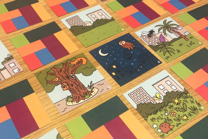 Cartes du jeu de mémory dessiné par Maud Oïhénart et disposées sur une table, certaines à l'envers et d'autre à l'endroit