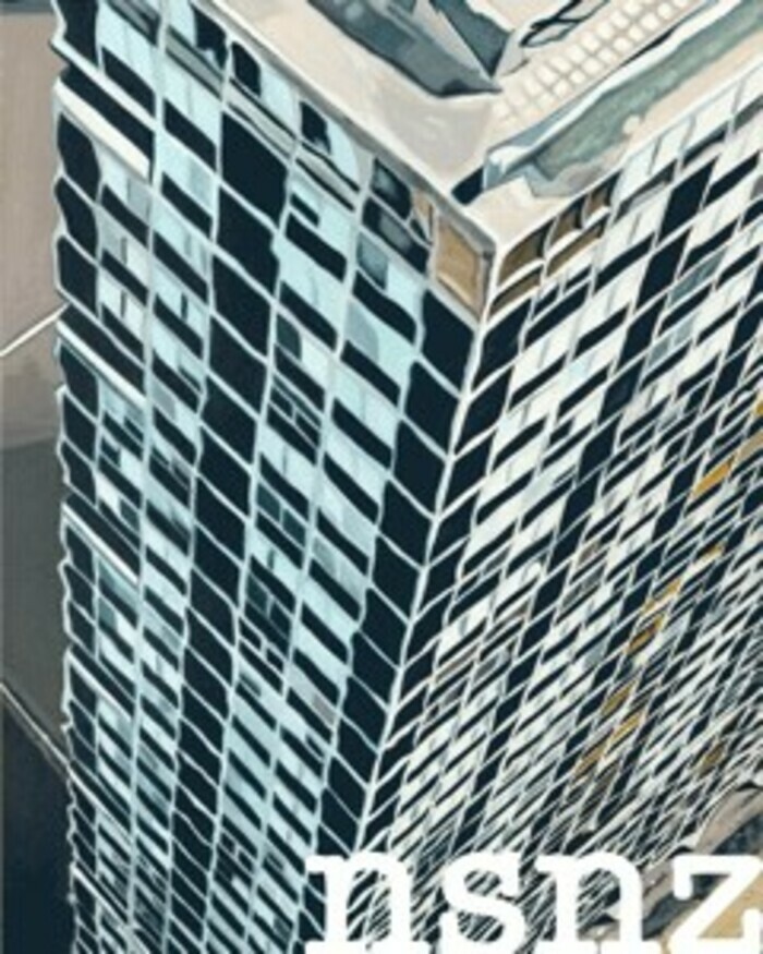 L'image est une vue aérienne d'un grand bâtiment avec une architecture moderne distinctive, mettant en évidence sa structure en grille de fenêtres. Les fenêtres sont disposées dans un motif, certaines réfléchissant la lumière, tandis que d'autres sont plus sombres ou probablement cachées par des ombres. En bas de l'image, on peut voir les lettres "nsnz" en texte blanc et gras. Le bâtiment a une façade en verre, et l'ensemble de l'image présente un contraste dynamique entre la lumière et l'ombre…