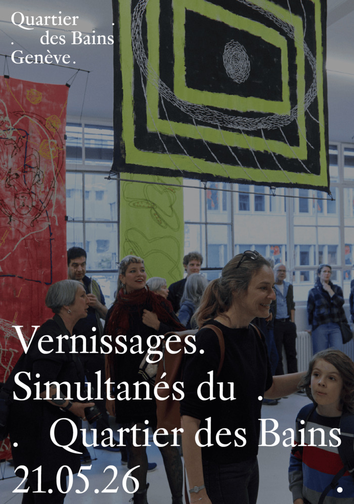 Public visitant une galerie d'art