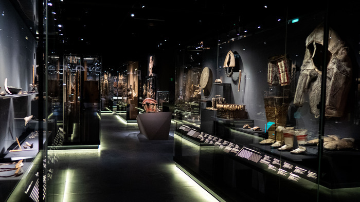 Vue de l'exposition permanente où on y voit des vitrines et des objets.