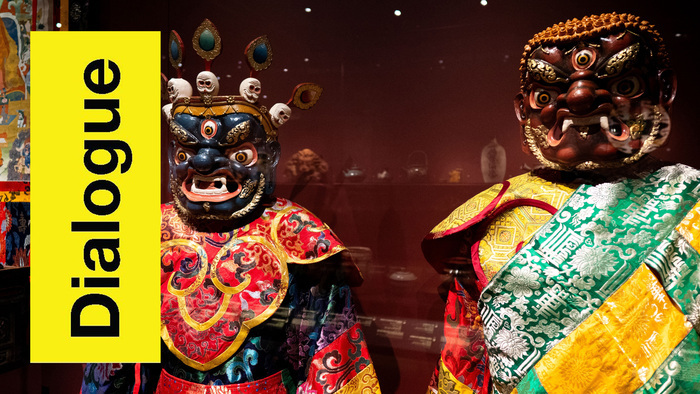 Bandeau jaune avec écrit: dialogue. C'est le bandeau qui se trouve sur chacun des objets qui constituent le parcours dialogue dans l'exposition permanente.