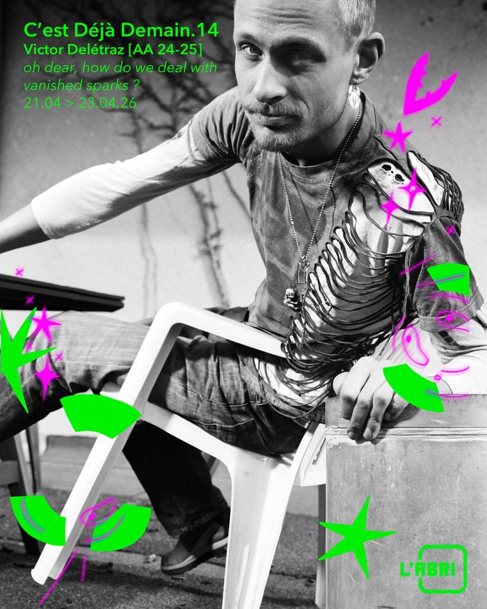 Voici le portrait de l'artiste en noir et blanc, que l'on voit en équilibre assis sur une chaise. L'artiste regarde le photographe. En haut à gauche, on peut voir aussi le nom du festival et du spectacle ainsi que les dates et le logo du lieu de présentation du spectacle "L'Abri". Des illustrations en vert et rose fluo agrémentent la photo, principalement des étoiles.