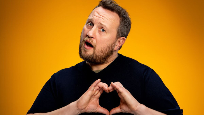 DR Portrait de l'artiste qui fait un coeur avec ses mains