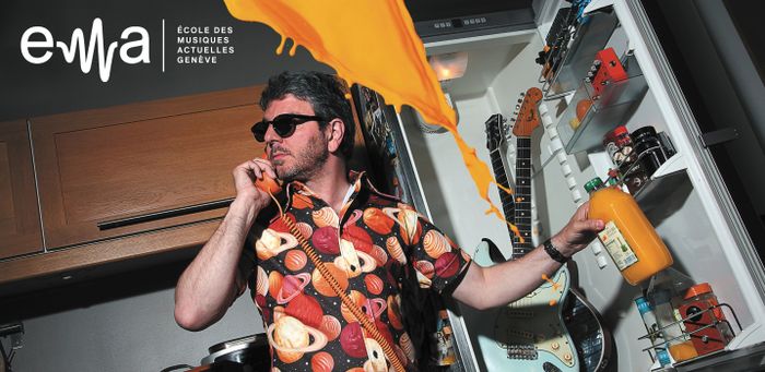Olivier Louvel devant un frigo rempli de guitares