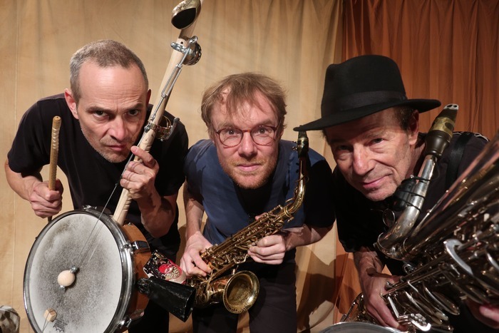 DR Les trois musiciens munis de leurs instruments