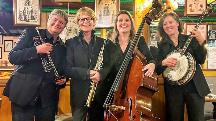 Je vois 4 musiciennes avec leur instrument
