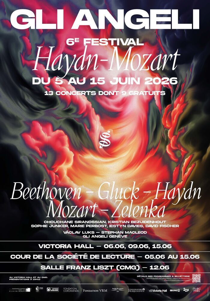 Des montagnes avec le soleil qui perce les nuages