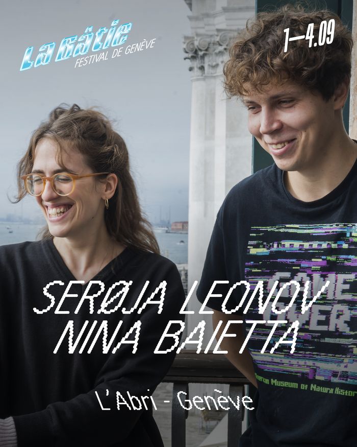 Les deux artistes sont photographié en extérieur, à Vensie lors de la première résidence de création de la performance. Ils sont en extérieurs, sur une terrasse au dessus de l'eau et ils sourient.