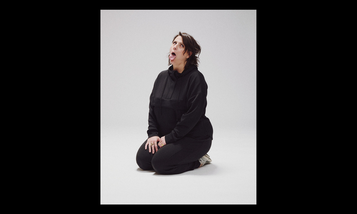 Portrait de Tiphanie Bovay-Klameth qui tire la langue