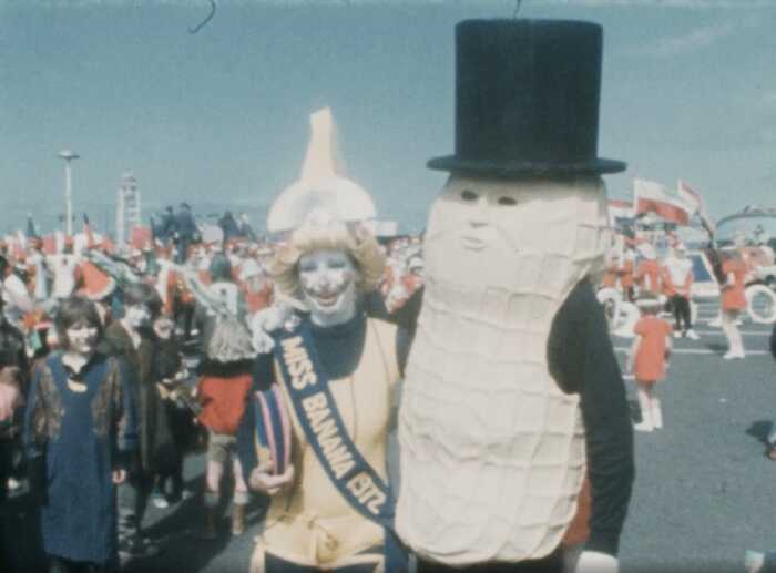 personnes costumées lors d'une parade en 1976