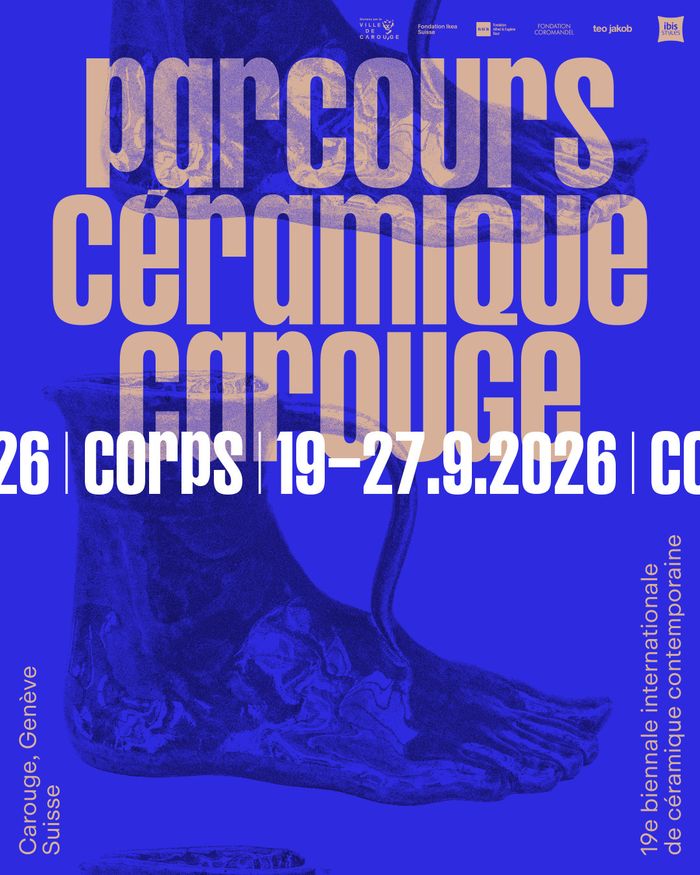 L'affiche représente un pied en céramique dans un fonds bleu, il est écrit "Parcours Céramique Carouge", Corps, 19-27.09.2026