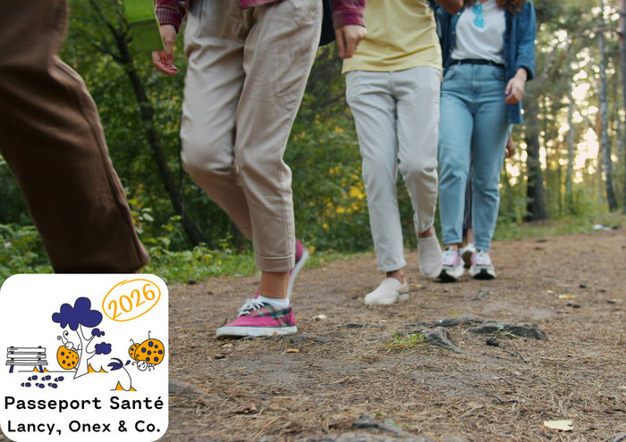 quatre marcheurs en fil indienne sur un sentier forestier.