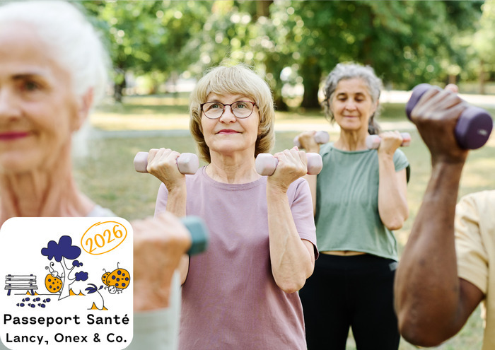 trois dames âgées font de l'exercice avec des poids en extérieur