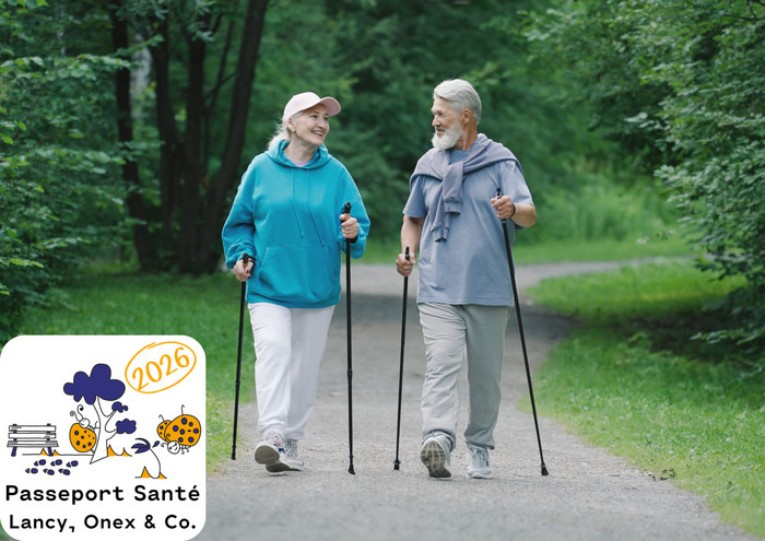 un homme et une femme âgés pratiquent la marche nordique en extérieur