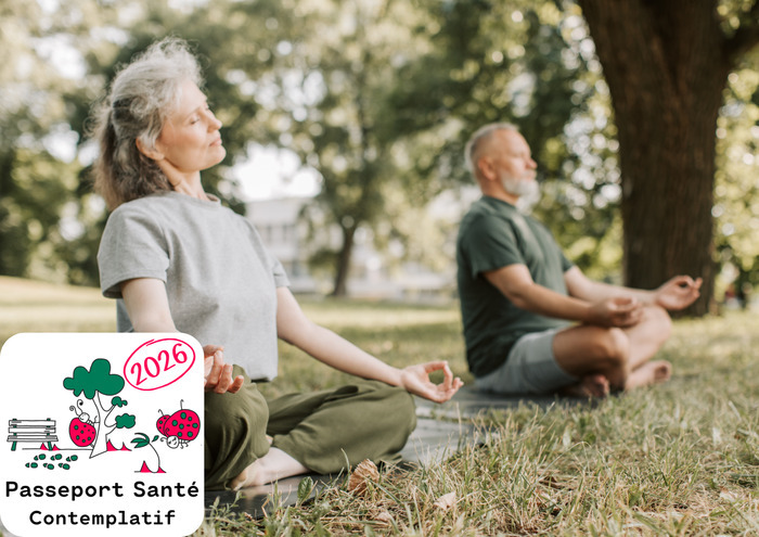 une femme et un homme sont en position du lotus en extérieur