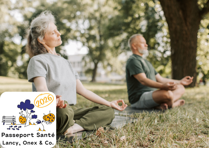 une femme et un homme âgés sont en position du lotus dans un parc.