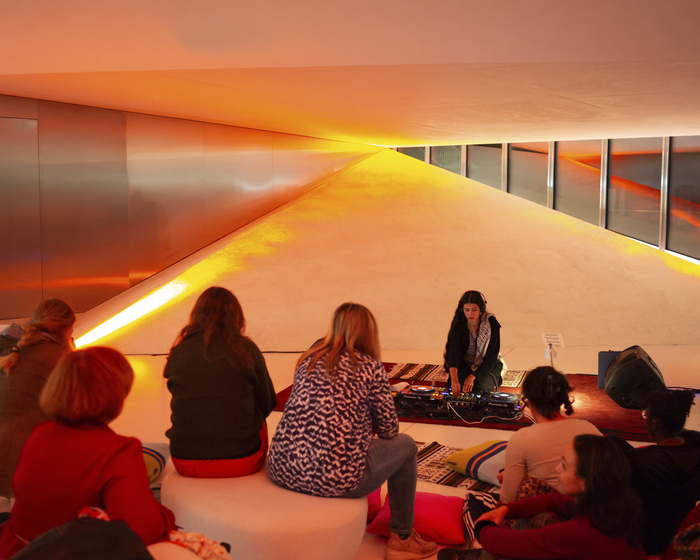 Séance d'écoute de la performance de Leila Moon