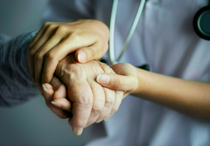 DR Senior accompagnée par soignante