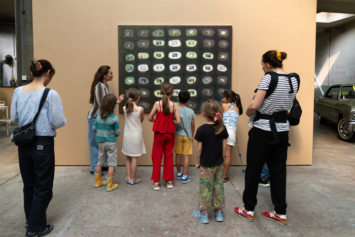 photo: Lisa Frisco des familles participent à une visite ludique du musée