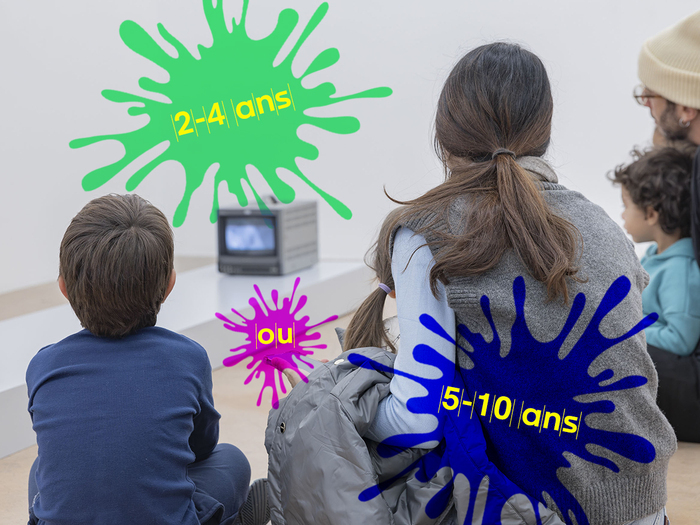 photo: Antony Aeby famille observant une œuvre dans l'exposition