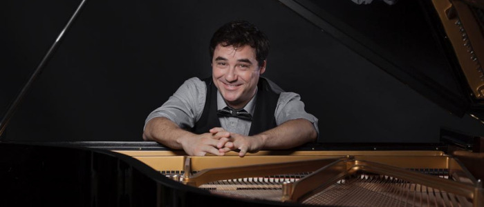 Olivier Grimm devant un piano