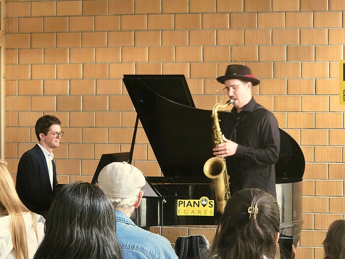 deux musiciens face à du public