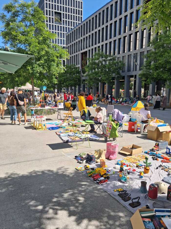 stand de vide-grenier sur la place de Pont-Rouge