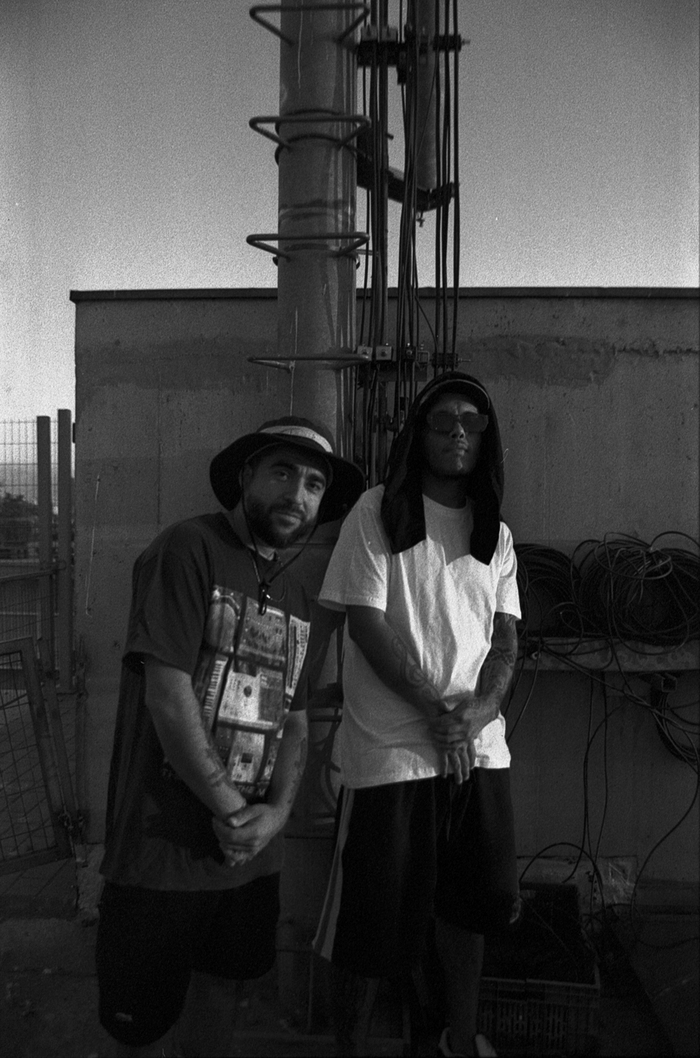 Portavoz et Dj Jopsen posent sur un toit dans la ville.