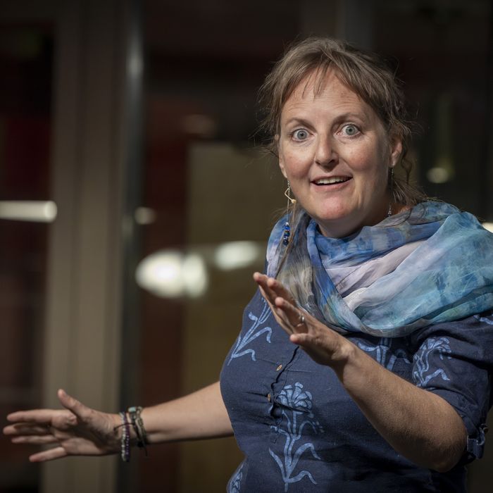 Un photo en couleur qui représente la conteuse Deidre Foster