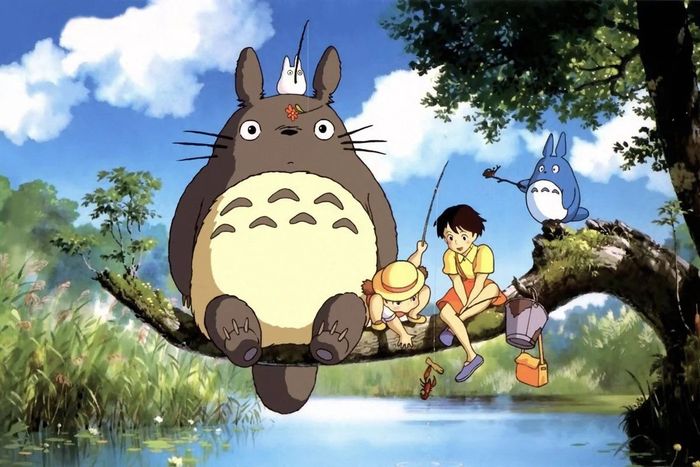 Totoro et ses versions miniature sont assises avec deux filles sur une branche