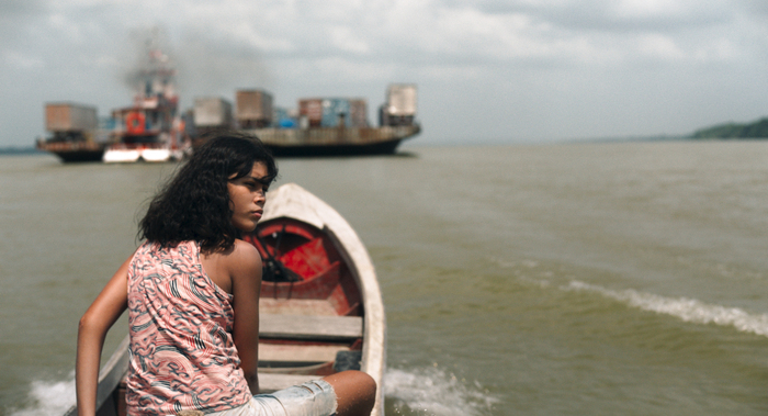 Manas, Bendita Film Sales Une fille seule sur un petit bateau, elle regarde en arrière