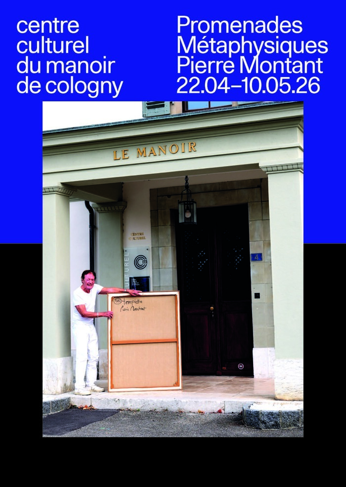 Affiche de l'exposition avec un portrait en pied de l'artiste tenant une toile (vue de dos) devant l'entrée du Manoir de Cologny