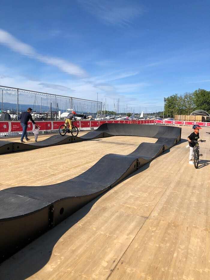 Enfant circulant sur un pumptrack