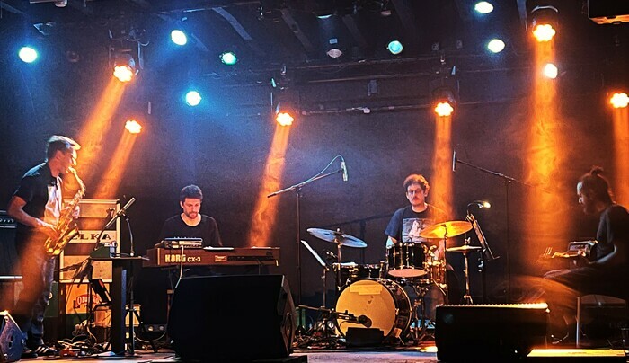 Les quatre musiciens sur scène