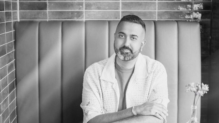 Photo en noir et blanc de l'artiste assis