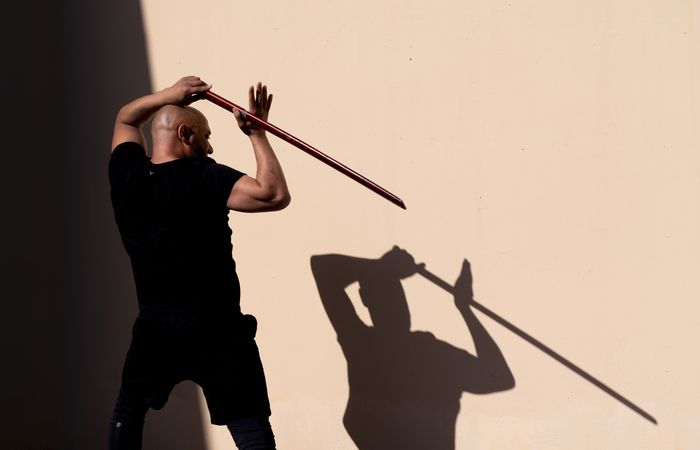 Belkacem fait des arts martiaux dans cette performance
